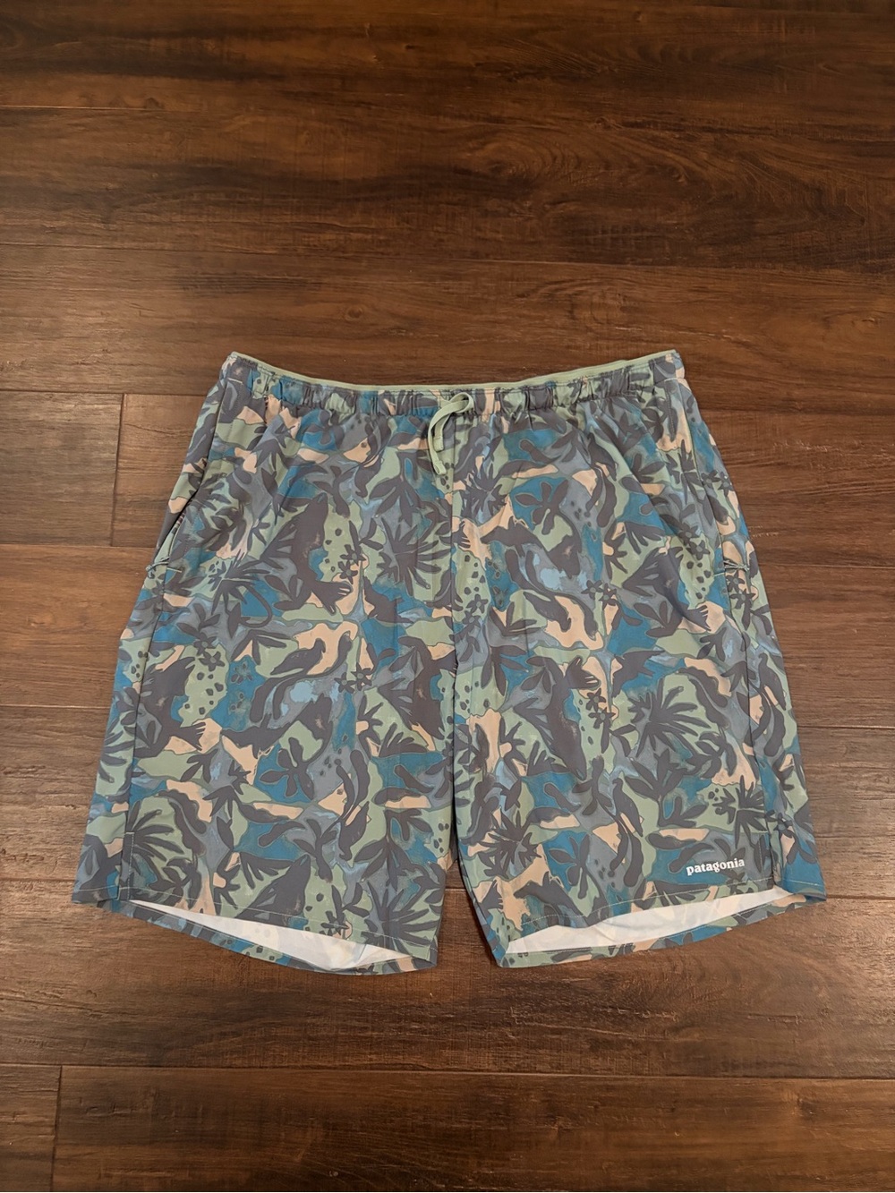 Patagonia Multi Trails Shorts Men’s XL 8” Green Blue Botanical Camo